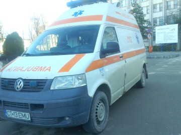 O maşină s-a izbit de un copac în zona Zodiac